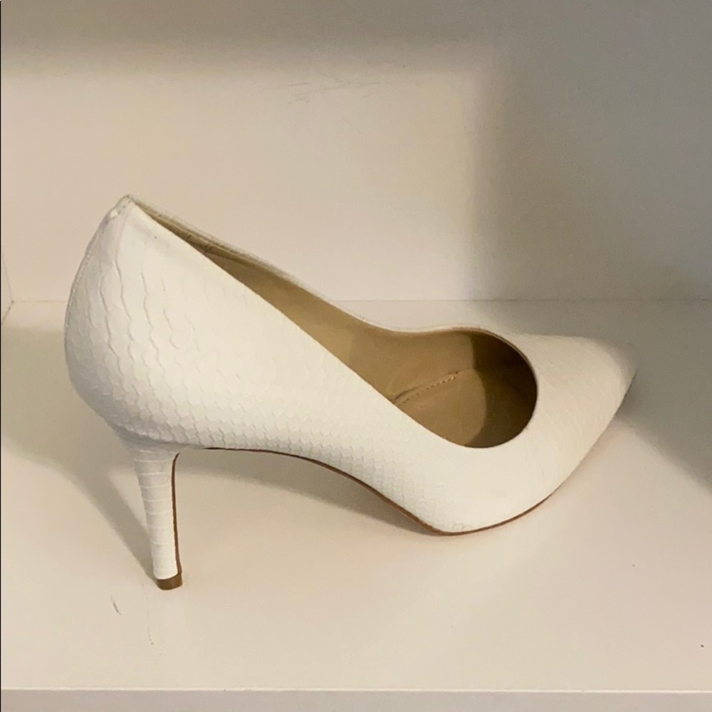 NWOT. Jessica Simpson White Snake Skin Like Heels